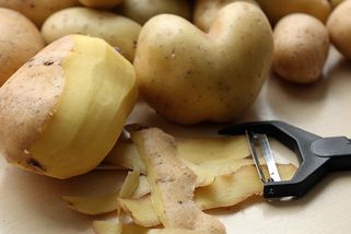 Jak oloupat nové brambory, aby se neponičily: Pomůže správné naříznutí i obyčejná sůl