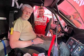 Prezident Petr Pavel je na Dakaru! Nadšený autíčkář přijel fandit českým posádkám, spát bude ve stanu - Garáž.cz