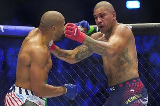 MMA | Šílenosti v UFC. Pereira bolestivě padl, Trump gratuloval šampionovi - Sport.cz