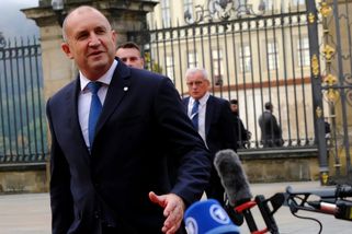 Ve volbách v Bulharsku vede s 44,5 % strana exprezidenta Radeva - Echo24.cz