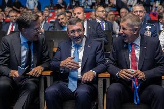 Jako by byli na jiné večeři. Pavel řešil bezpečnost, Babiš fotbal a Melanii