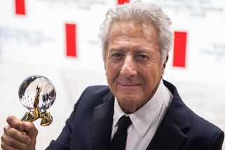 Jedno pivo, prosím. Vary okouzlila Maggie Gyllenhaal a dojal Dustin Hoffman - Seznam Zprávy