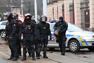 Stůj ti říkám! Na zemědělce se slámou se seběhla skupina strážníků, jeden z nich sahal po zbrani – eXtra.cz