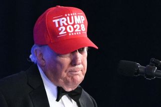 Trump provokuje čepicí 2028. Právníci popsali, zda může obejít ústavu a být znovu prezidentem