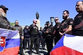 Noví Noční vlci. Fandí Putinovi i českým „zemědělcům“ a jezdí do Ruska — HlídacíPes.org