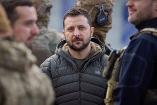 Zelenskyj stmelil Ukrajinu bránící se Rusku, ale j...