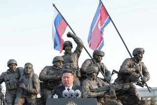 FOTO: Kim otevřel obří památník vojákům, které poslal padnout do Ruska - Novinky