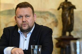 Turkův úředník „s dlouhými chapadly“. Kdo je Martin Kocanda, otec náctiletého „génia“