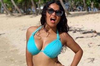 Salma Hayek (57) odrovnala fanoušky fotkami v bikinách, kde ji nadnáší její vnady. Ani hejtři si netroufli mrmlat - Super.cz