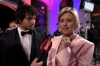 Na Elišku a Damiána zapomenete: Emma Smetana oblékla šaty s tak hlubokým výstřihem, že obměkčí i největší hatery - Super.cz