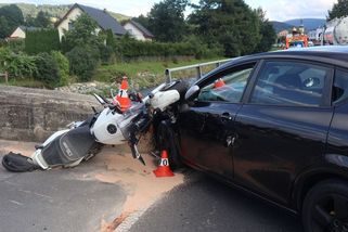 Mladík na Jesenicku smetl autem motorkáře - Novinky