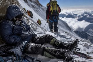 Na Everestu umíral celé hodiny. Kolem Davida Sharpa prošly desítky lidí, přesto se už domů nevrátil - Médium.cz