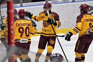 Jihlava uspěla i bez gólmanské jedničky. Duklu nezlomila ve Zlíně ani hrubka náhradníka - Sport.cz