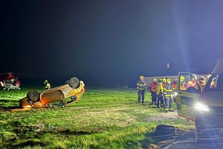 Opilý sedmnáctiletý řidič převrátil auto na střechu. Čtyři zranění, třináctiletý v ohrožení života - Novinky