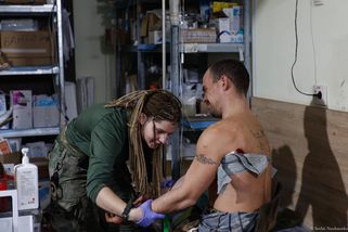 Anděl s copánky padl u Bachmutu. Zdravotnici zasáhla ruská palba, když jela v sanitce