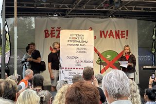Běž domů Ivane. Lidé k výročí okupace vystavili symbolický účet Rusku