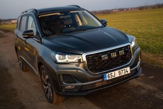 Italská značka aut přivezla do Česka rodinné SUV, jaké Škoda ani Dacia nenabízí: Nemá otravné asistenty a vrací řidičům klid