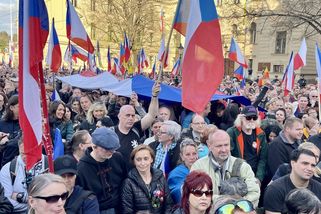 Obrazem: Demonstranti z Václavského náměstí dorazili k Úřadu vlády - Seznam Zprávy
