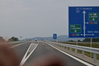 400 milionů korun, dva roky práce a o tři kilometry kratší trasa z Prahy na Lipno. Nový úsek D3 je otevřen