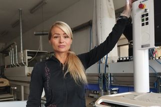 REPORTÁŽ: Byznys pod vodou. Zakladatelka stolařské firmy přišla o stroje za miliony, stát spí