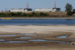 Maďarsko potápí čluny, aby zvedlo hladinu Dunaje. Snaží se předejít dalšímu uzavření jaderné elektrárny