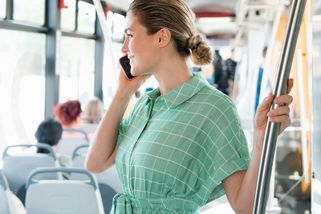 Ne, ve veřejné dopravě se prostě netelefonuje, nezdvořáci. Vystupte si - Médium.cz
