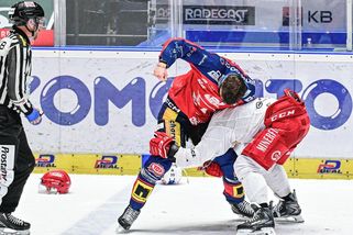 Pěsti a krvavá louže, koncovka druhého finále se vyostřila. Stránský: Oba týmy si měří pinďoury - Sport.cz