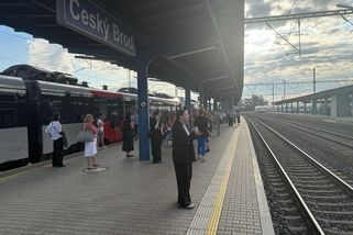 Železniční koridor u Prahy stojí kvůli závadě na trakčním vedení - Novinky