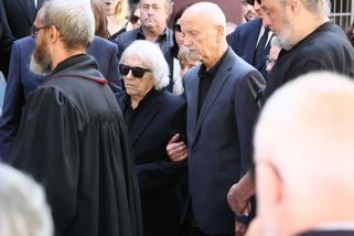 Václav Neckář dal poslední sbohem jedinému synovi. Zádušní mše proběhla na místě plném vzpomínek - Super.cz