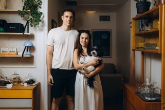 Jako když přijdou kamarádi. Mladý pár otevřel kavárnu, která připomíná obývák