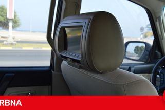 Muž zůstal uvězněný v autě před brněnským obchodem, vybila se mu autobaterka