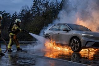 Jak správně hasit hořící elektromobil? Výzkumníci otestovali několik metod. Výsledky překvapí