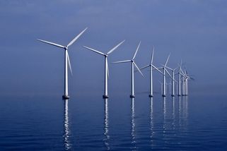 U Helgolandu dokončili největší německou větrnou elektrárnu na moři