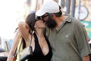 Jazykové tornádo uprostřed Říma! Emily Ratajkowski na dovolené s přítelem zaujala nejen propastně hlubokým výstřihem - Super.cz
