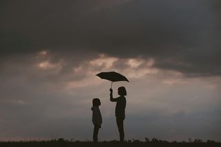 Máma se čtyřmi dětmi přišla kvůli zpožděným dávkám o střechu nad hlavou. Pomoc našla u první dámy - WHAT news