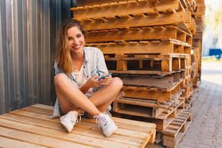 Dívka ze starých palet sama přes víkend vytvořila skvělé místo k odpočinku: Rodiče nevěřili svým očím, když to viděli!