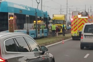 Bizarní situace na Svinovských mostech, v kolejišti tam skončil kamion