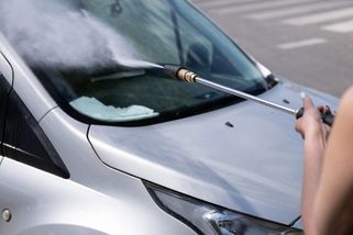 Řidička myla auto tlakovou myčkou, vzala i interiér. Šokovaní motoristé natáčeli - Novinky