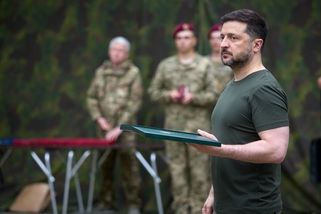 Voják na frontě by měl brát v přepočtu 140 tisíc korun, uvedl Zelenskyj - Seznam Zprávy
