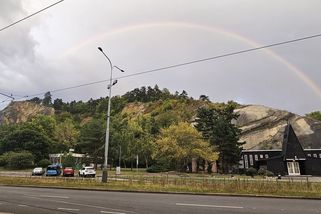 Ze skály u pražské Dobešky se zřítil cizinec, pád z výšky nepřežil - Novinky