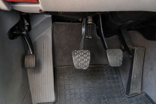 Některá auta mají čtyři pedály místo tří. Mechanickou anomálii si ale řidiči pletou s opěrkou pro nohu