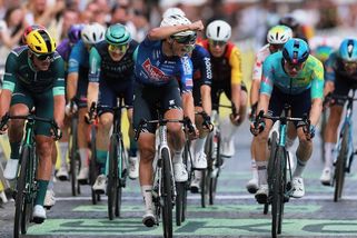 Nádherný finiš Tour de France, Van der Poel za sebou těsně nechal sprintery! Bittner znovu spadl - Sport.cz
