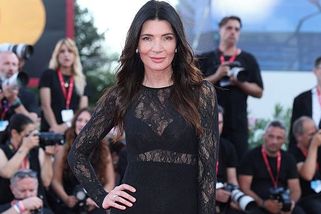 Monika ukázala na červeném koberci v Benátkách kalhotky