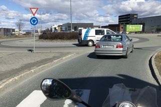 Řidiči projíždějí kruhový objezd přímo středem a natáčejí se u toho. V Německu by přišli o auto, v Česku dostanou směšnou pokutu