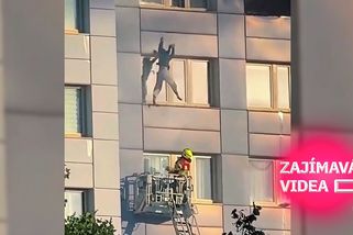 Zoufalý skok z 11. patra. Žena prchala před plameny hasičům do koše | Zajímavá videa