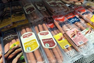 Nejhorší párky ze supermarketu (2026): Češi si je kupují denně, hlavu na špalku má i Babišova firma
