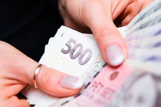 „Když syn vydělává 150 tisíc, ať mi zaplatí Dubaj.“ Někteří rodiče berou své děti jako bankomat