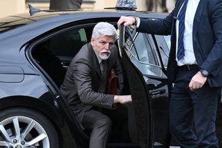 Po projevu prezidenta Pavla kamera nabídla pohled na Okamuru a Hřiba. Rozdíl odkryly jejich ruce