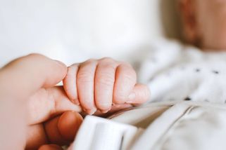 Novorozenou holčičku zabili v Anglii její slovenšt...