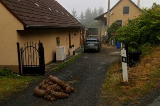 Až půlkilové hovno donutilo vedení obce jednat. Stačilo, aby se objevilo na správném místě - Médium.cz